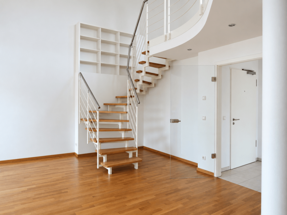 Aufgang Galerie - B�cherregale Dachgeschosswohnung Dachau